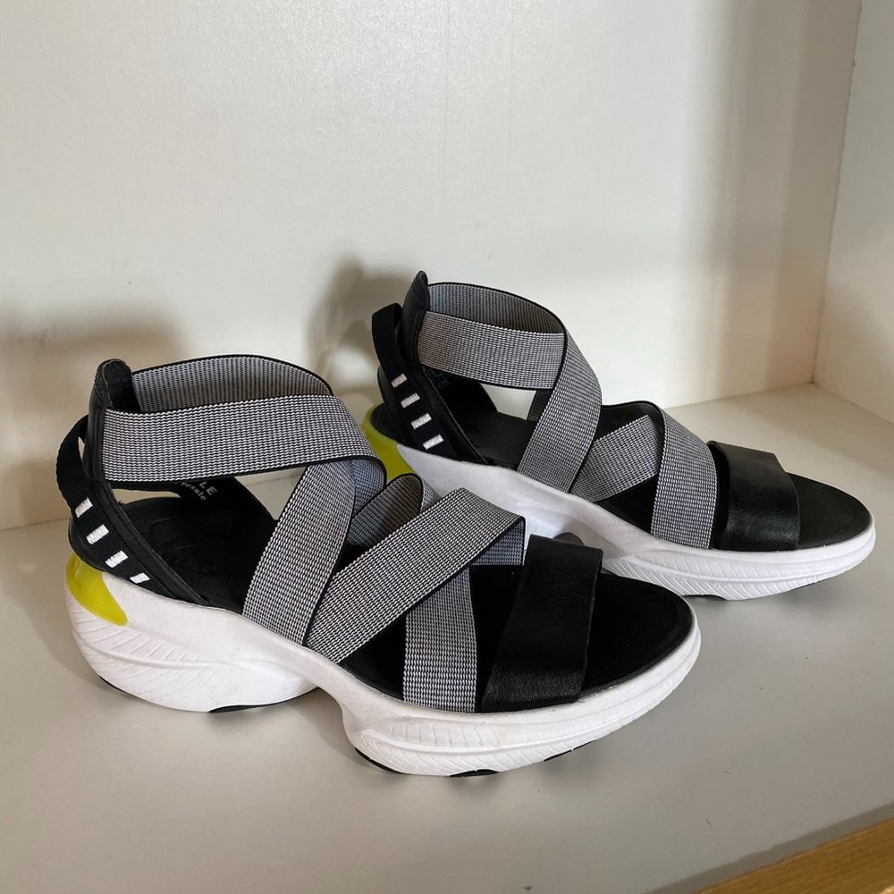 WOMEN'S EXPLORER BLITZ™ MULTISTRAP SANDAL - Black/White